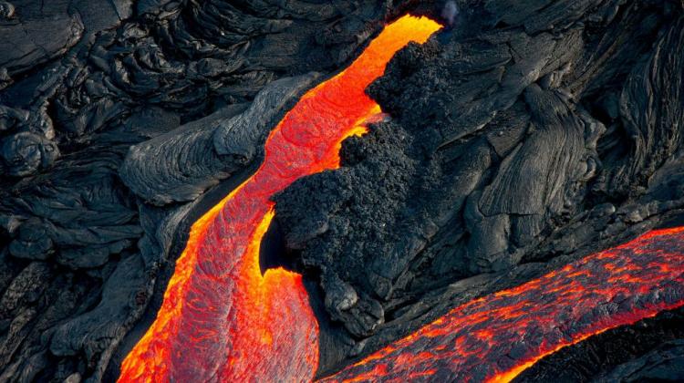 Etna a Fagradalsfjall: Dlaczego jedne wulkany wybuchają gwałtownie, a inne – nie?